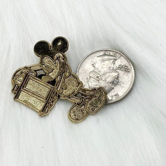 🔮 5/$25 Disney Gold Classic Mickey‎ Mouse Holding Old Camera Pin - Picture 2 of 3